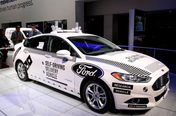 Ford i Wallmart pracują nad samojeżdżącym samochodem, który będzie dostarczał zamówienia