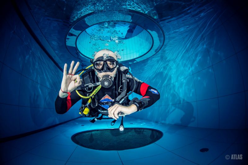 Pracownicy ATLAS zanurkowali na głębokość aż 45,7 m i dokonali ostatecznej inspekcji wykonanych prac. Deepspot, najgłębszy basen do nurkowania na świecie, jest gotowy.