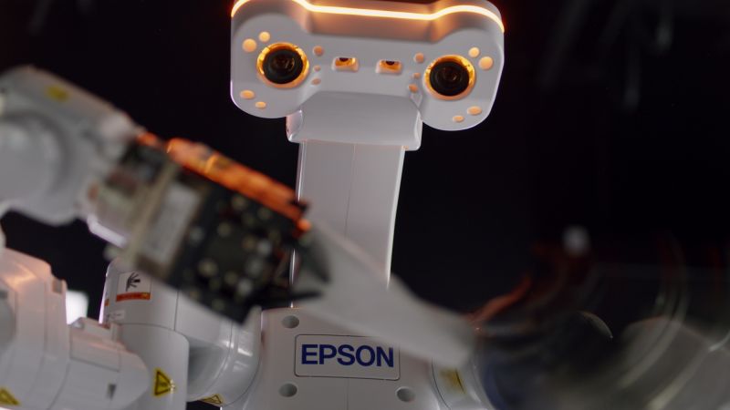 Inteligentny robot Epson WorkSense W-01, który widzi, czuje, myśli i pracuje, wkracza do Europy