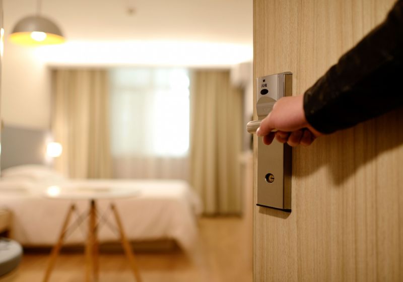 Czy pokój hotelowy na wynajem to dobre rozwiązanie?