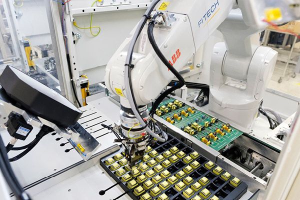 Automatyzacja procesów przemysłowych – kiedy to się opłaca?