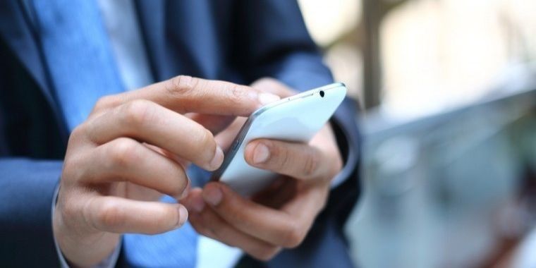 Połowa użytkowników smartfonów w Polsce chce zmienić operatora ze względu na niewystarczającą jakość usług 