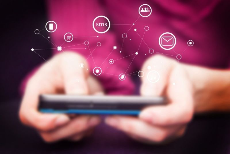 Jak e-commerce korzysta z komunikacji mobilnej? Raport Ipsos Polska  i SMSAPI.pl