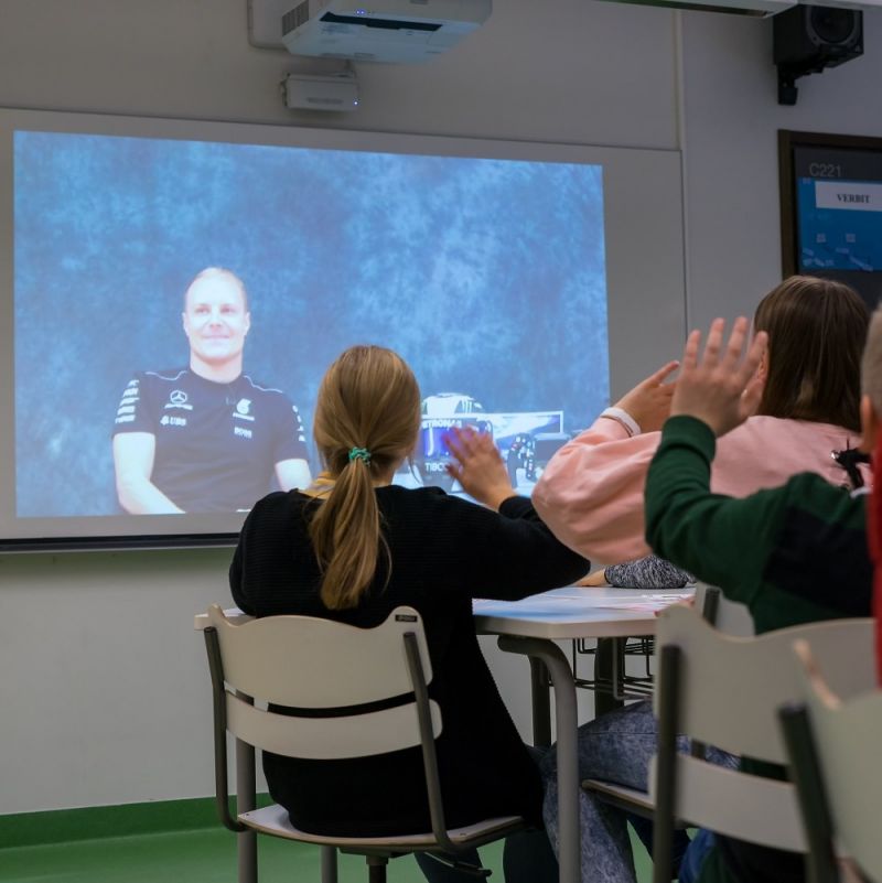 Valtteri Bottas wspólnie z Epson prezentuje powody, dla których szkoły podstawowe w Finlandii nie mają sobie równych