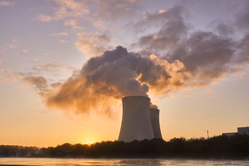 Awantury o atom. Czy elektrownie jądrowe mogą działać w symbiozie z OZE?