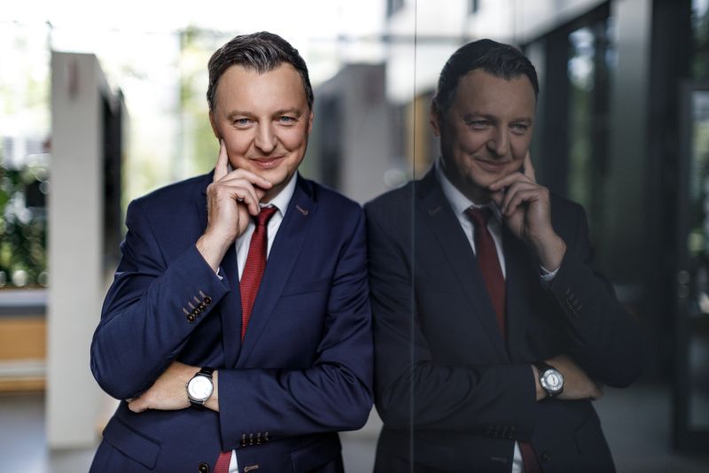 Sprzedaż samochodów w Polsce rośnie szybciej niż w UE.  W 2026 roku limity podatkowe i chińska wojna cenowa podniosą poprzeczkę