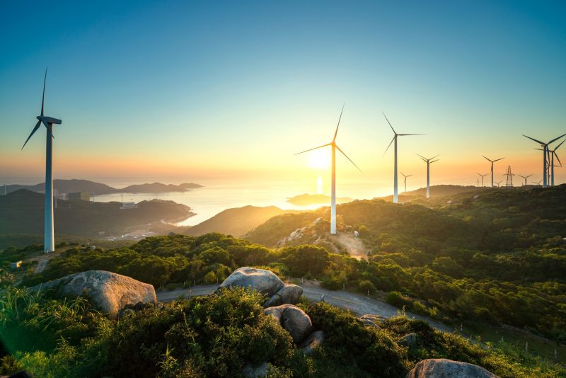 Schneider Electric wzywa do zwiększenia wysiłków w celu przyspieszenia transformacji energetycznej i rozwiązania kryzysu energetycznego – kluczowe są dekarbonizacja i efektywność