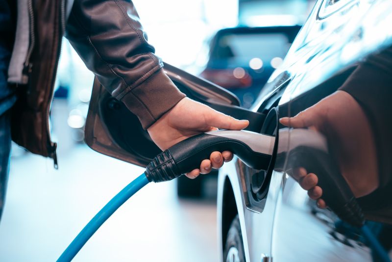 Połowa Polaków chce większego zasięgu aut elektrycznych. Co jeszcze musi się zmienić, by elektryk stał się samochodem pierwszego wyboru?