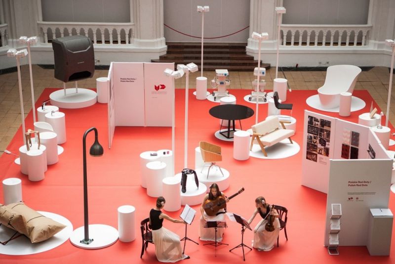 Polski design w Budapeszcie - wystawa Polskie Red Doty z okapem w tle