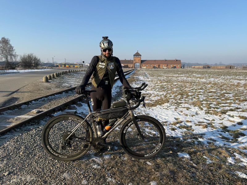 960 kilometrów w 46 i pół godziny – największy na świecie napis “Never Again” powstał, by uczcić ofiary Holokaustu