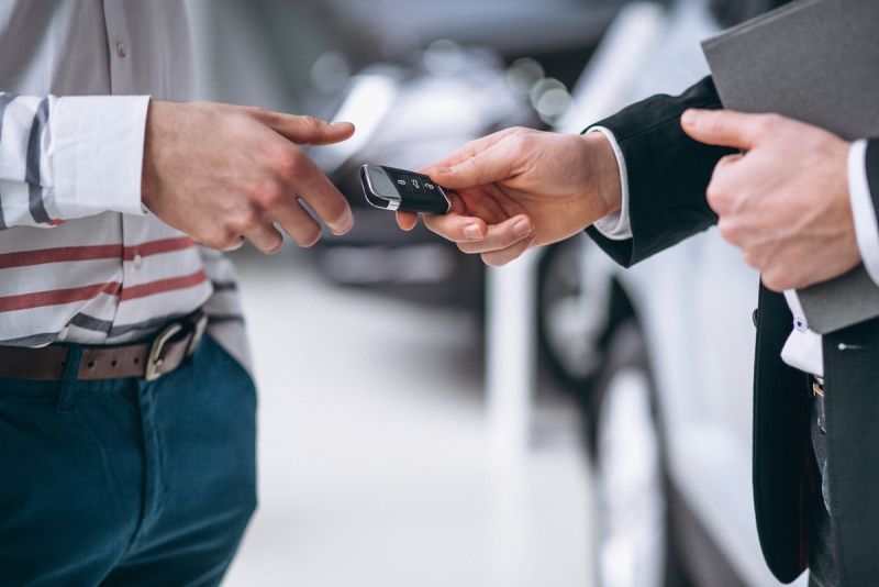 78 proc. Polaków uważa, że używane auto najbezpieczniej kupić u profesjonalisty. Jednak tylko 9 proc. ufa jego informacjom