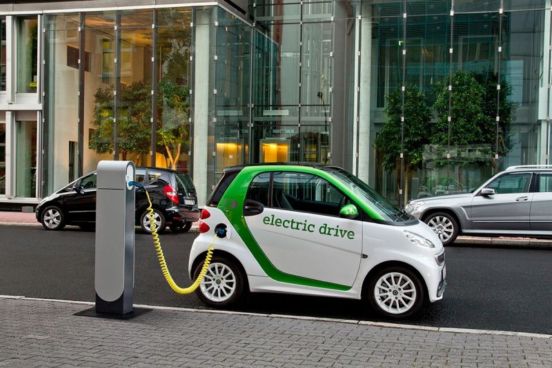 EFL: przyszłość aut elektrycznych w Polsce pod 4. znakami zapytania. Odpowiedzi warto szukać w ekorozwiniętych gospodarkach świata