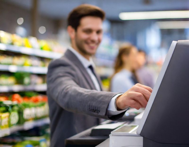 Braki na półkach i kolejki to realny koszt. Jak retail odpowiada na nowe oczekiwania klientów