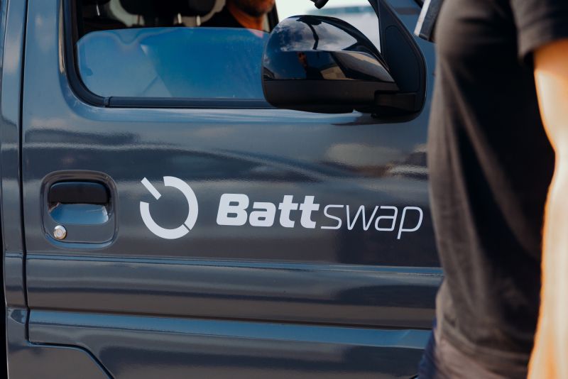 BattSwap wchodzi na polski rynek. Automatyczna wymiana baterii ma skrócić przestoje elektrycznych flot dostawczych i ograniczyć zapotrzebowanie na moc z sieci.