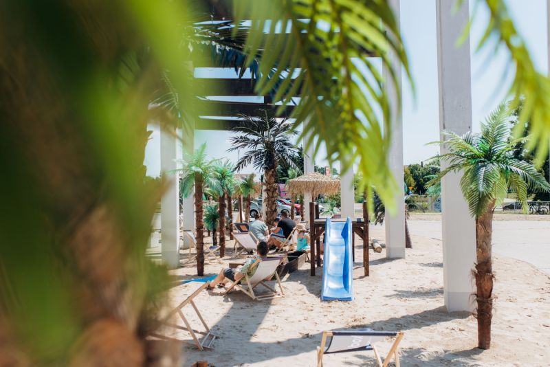 Pożegnaj lato w  CH Biała – zakupy, relaks i Letnia Plaża czekają tylko do końca sierpnia!