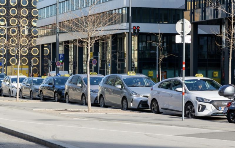 Jak analiza danych może zwiększyć zyski w branży delivery i taxi?